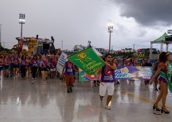 Tradicional ‘Bloco da Saúde’ abre o desfile das escolas de samba do Grupo Especial no sambódromo