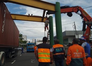 Prefeitura retira limitadores danificados por carreta no Complexo Viário Ministro Roberto Campos