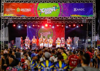 Mais de 30 artistas se revezam no palco do Carnaboi neste fim de semana, no Sambódromo