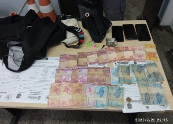 Polícia Militar prende dupla com dinheiro, drogas e aparelhos celulares na zona norte de Manaus