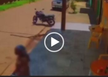 Motociclista atropela Idosa depois de fazer manobra arriscada na rua