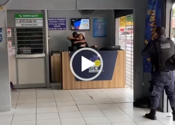 Com uma faca no pescoço funcionária de loteria é feita refém em Manaus