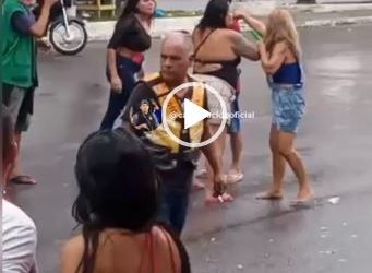 Mulheres travam combate na frente de bar no ‘Jorge Texas’, zona leste de Manaus