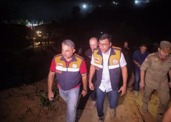Wilson Lima segue acompanhando trabalho de resgate após deslizamento de terra, em Manaus