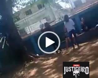 Jovens mal educadas humilham colega de classe e se divertem com o choro da garota