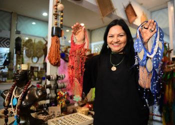 ‘O artesanato é um pequeno pedaço da experiência no Amazonas’, diz artesã