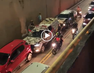 Jovem de 17 anos atinge viatura da ROCAM e outros três carros no viaduto, em Manaus