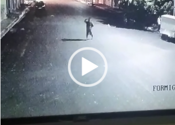 Homem suspeita traição, mata ex-companheira a tiros e depois comete suicídio no meio da rua