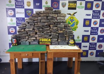 Base Arpão: Policiais prendem dupla com 141 quilos de skunk