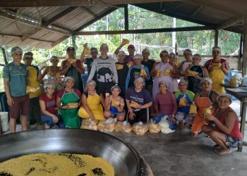 Comunitários da RDS Rio Amapá recebem oficina de boas práticas para produção de farinha