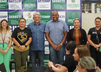 Governo do Estado entrega Carteira Nacional do Artesão e cheques do programa Mais Crédito