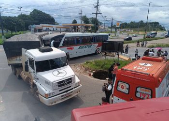 Corpo de Bombeiro remove das ferragens vítimas de acidente de trânsito na BR-174