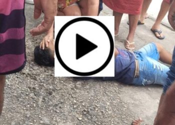 Mulher faz oração em homem após ele ser baleado e ficar agonizando no chão, em Manaus