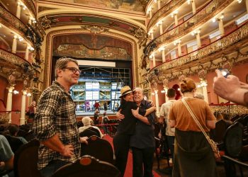 Escritores do projeto “Navegar é preciso” visitam Teatro Amazonas