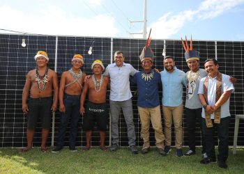 Brilha Amazonas: Wilson Lima entrega placas de energia solar a comunidades indígenas do Rio Negro