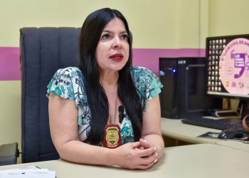 Homem é preso após ser filmado agredindo mulher em sua residência