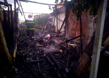 Em Parintins, Corpo de Bombeiros combate incêndio em residência