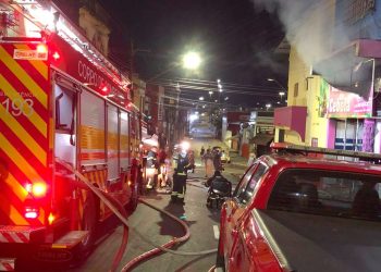 Corpo de Bombeiros combate incêndio em depósito de alimentos no bairro Centro