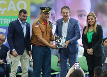 Governo do Amazonas entrega mais de 600 livros à escola bilíngue de francês da rede estadual