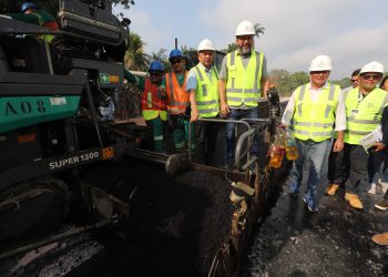 Wilson Lima vistoria obras de modernização da AM-010 e entrega ramal Sulivan Portela pavimentado