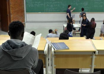 Brasil investe menos em educação que países da OCDE