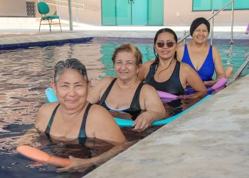 Idosos participantes de projeto do Governo do Amazonas aumentam qualidade de vida com exercícios aquáticos