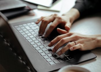 Especialista dá dicas de como transformar a vaga temporária em emprego permanente