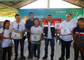 Governo do Amazonas entrega cestas básicas e kits do “Merenda em Casa” a famílias afetadas pela estiagem em Parintins