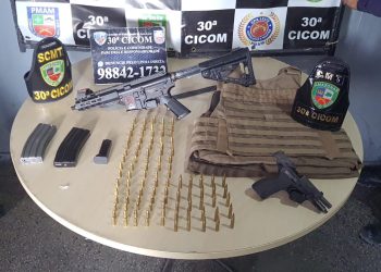 PMAM prende dois integrantes de facção criminosa com armas e munições