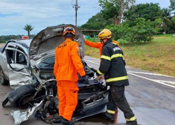 Corpo de Bombeiros socorre vítimas de grave acidente entre carro e três motos na AM-070