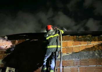Em Parintins, Corpo de Bombeiros combate incêndio em residência de alvenaria