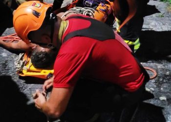Bombeiros resgatam homem que caiu de barranco de 60 metros de altura no bairro Jorge Teixeira