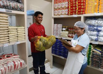 Secretaria de Educação distribui mais de 600 toneladas de alimentos para início do ano letivo nas escolas estaduais