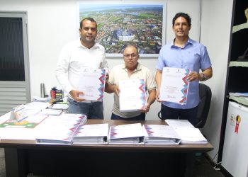 Governo do Amazonas encaminha à Prefeitura de Parintins projetos de cobertura de água e esgoto do Prosai