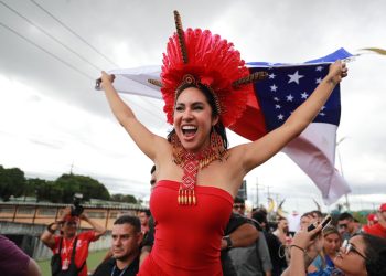 Após trajeto em trio elétrico, Isabelle Nogueira finaliza chegada em Manaus com festa no Largo de São Sebastião