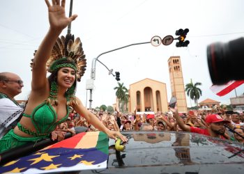 População de Parintins foi às ruas para exaltar Isabelle Nogueira neste domingo
