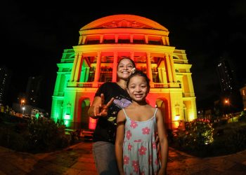 Teatro Amazonas recebe iluminação com as cores da bandeira do Rio Grande do Sul
