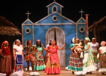 Espetáculo ‘Estórias que meu pai contou’ coloca pessoas idosas como figuras centrais no palco do Teatro Amazonas