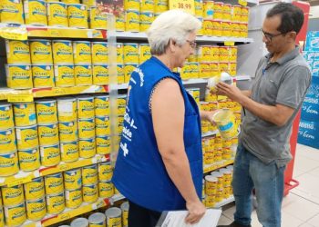 Visa Manaus fiscaliza venda de alimentos suspeitos de falsificação em 25 supermercados da capital