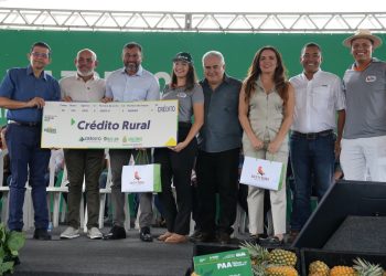 Governo do Amazonas entrega carta de remissão de dívidas e concede crédito rural