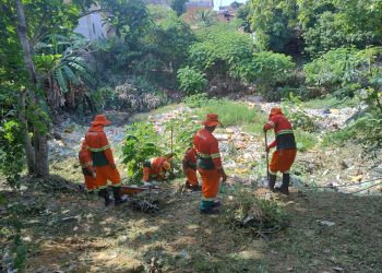 Prefeitura de Manaus realiza mutirão de limpeza no igarapé do bairro Gilberto Mestrinho