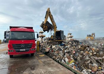Prefeitura de Manaus retira mais de 206 toneladas de lixo em operação de transbordo neste domingo