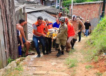 Prefeitura de Manaus atua na área do deslizamento no Redenção e na assistência às famílias