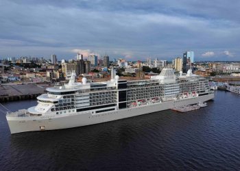Navio inédito Silver Ray aporta em Manaus com mais de 1,1 mil turistas