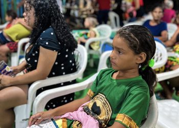 Com apoio da prefeitura, comunidades ribeirinhas de Manaus recebem cinema de rua
