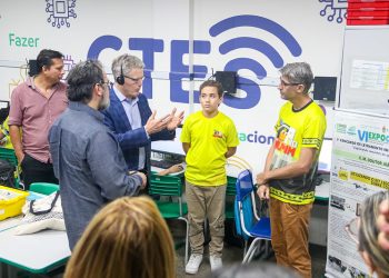 Escola da Prefeitura de Manaus recebe visita de representantes internacionais para apresentação de projeto de robótica