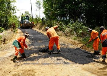 Prefeitura de Manaus realiza serviço de pavimentação no ramal Uberê