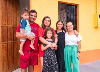 Prefeitura de Manaus entrega 17 casas reformadas no Dia do Trabalhador e transforma vidas em comunidades da capital