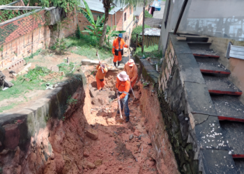Prefeitura de Manaus realiza recuperação de redes de drenagem danificadas pelo descarte irregular de lixo na zona Norte