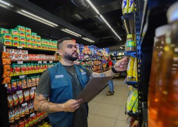Procon Manaus identifica variação no preço da cesta básica entre supermercados da capital
